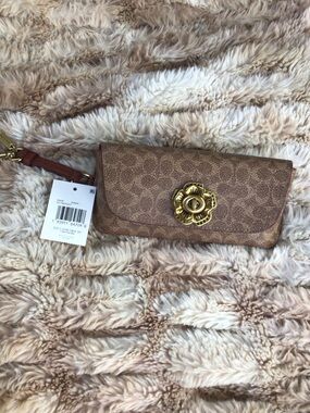 Coach Tan Signature Canvas tearose glasses case ❤️PRICE DROP❤️